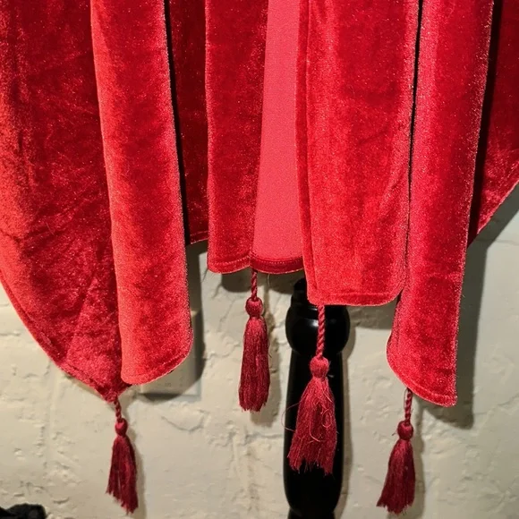 🌹NWOT Vada Winter Bright Red Velvet Crochet Kimono - Picture 4 of 6